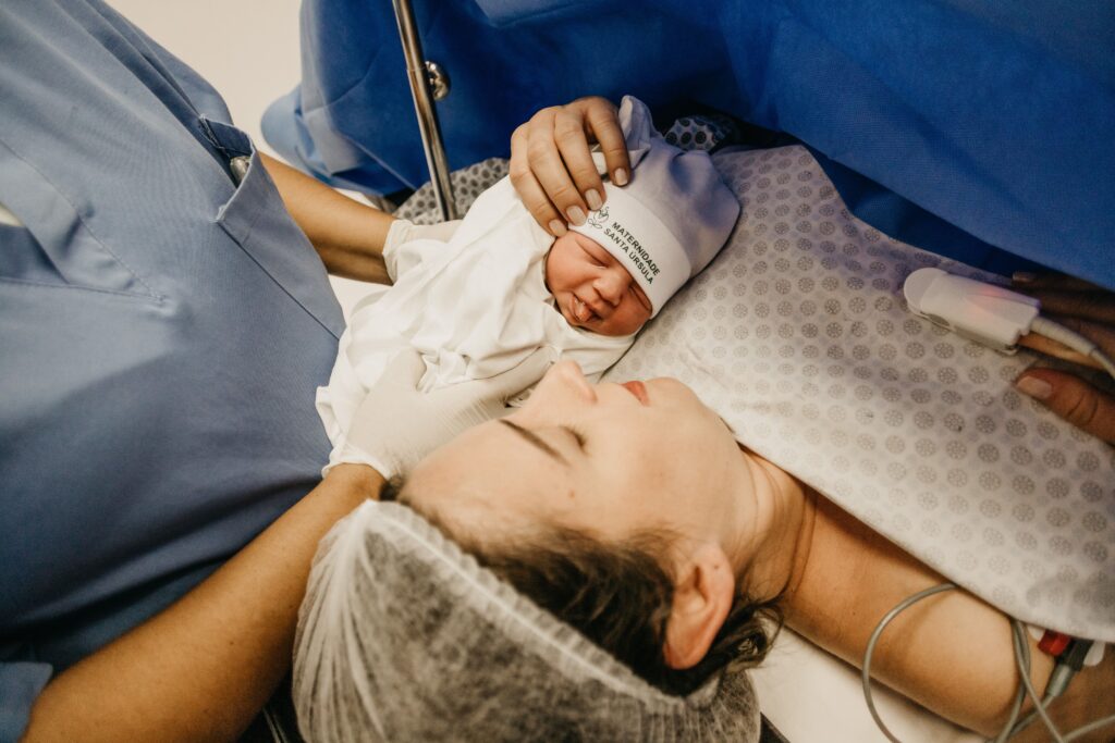 What Happens in the First Hour After Birth? What to Expect in the Room